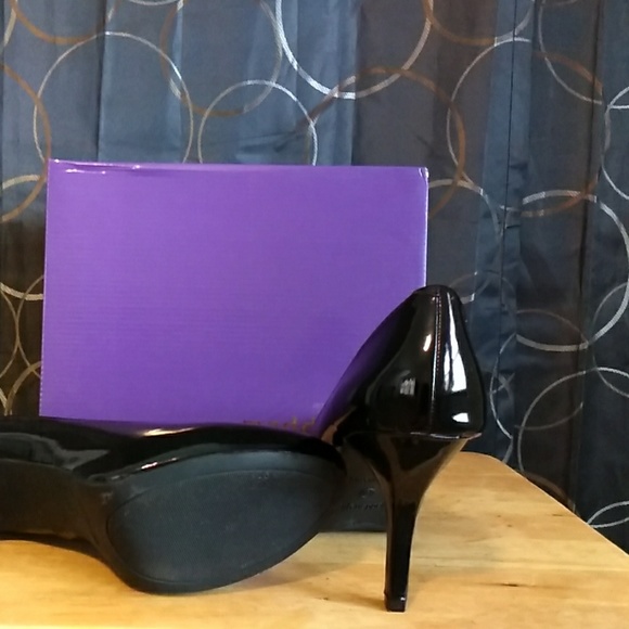 Heels - Picture 2 of 2